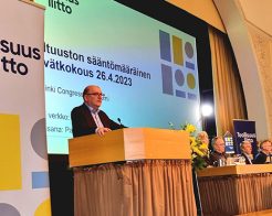 Riku Aalto valtuuston kevätkokouksessa: Työelämää ja työmarkkinoita koskevat asiat on valmisteltava ja päätettävä kolmikantaisesti