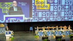 Teollisuusliitto lahjoitti liittokokouksessaan käytetyt tietokoneet oppilaitoksille